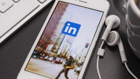 LinkedIn cautiously brings video to its feed/ Shutterstock.com