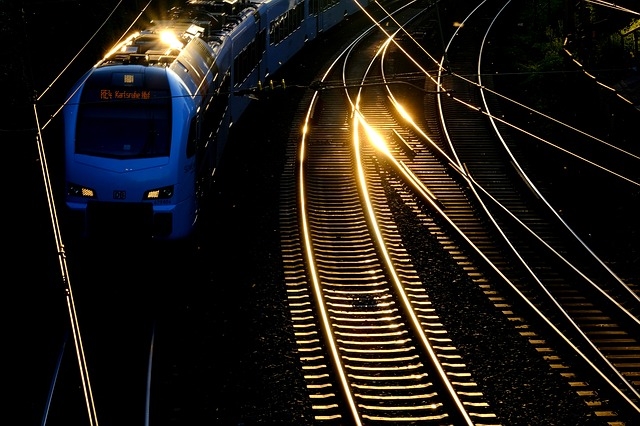 Why Social Media Does Not Correspond to Exponential Growth