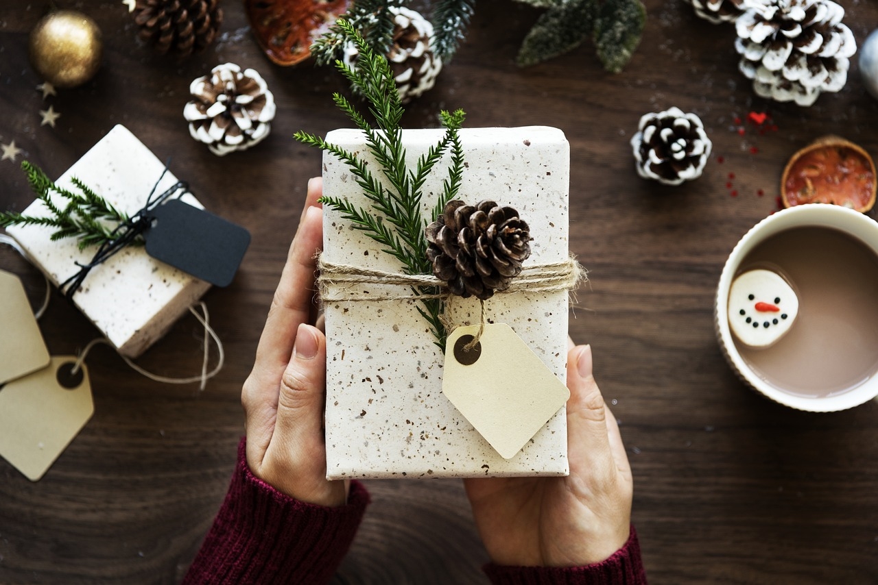How To Choose Holiday Gifts For Your Employees This Year