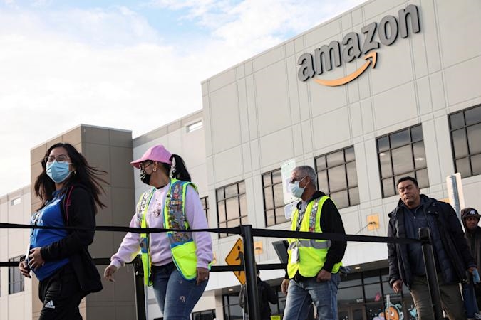 A pregnant worker and labor activist says Amazon made her pick up trash alone