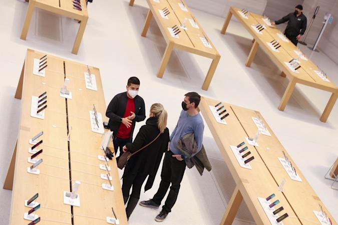 Apple is raising the pay of its corporate and retail staff