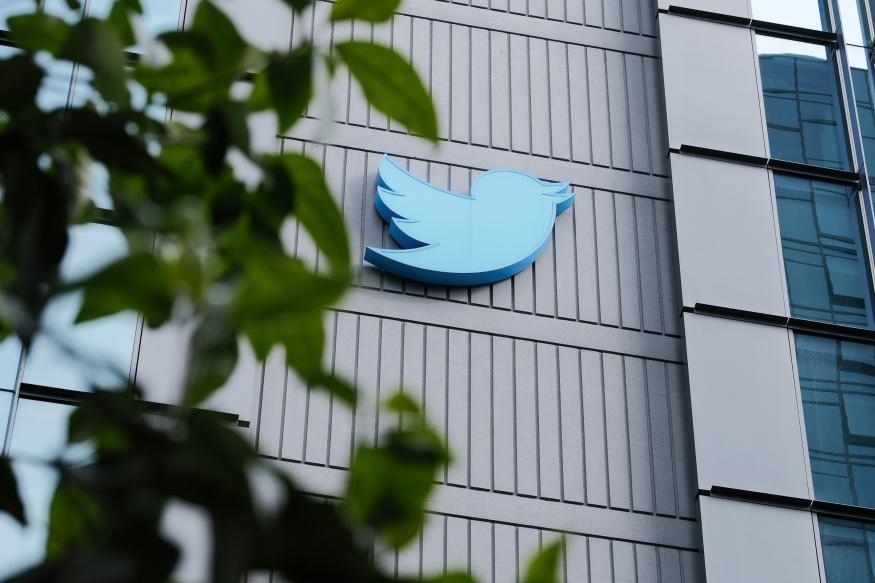 Twitter starts doling out 'official' checkmarks - again