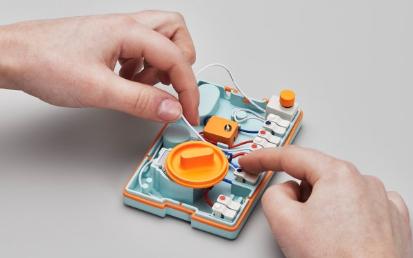 This brilliant DIY flashlight gives displaced children a gleam of hope