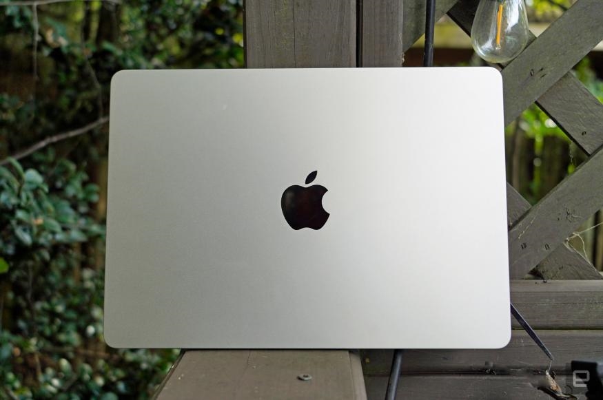 Apple’s MacBook Air M2 is on sale for $1,000 right now