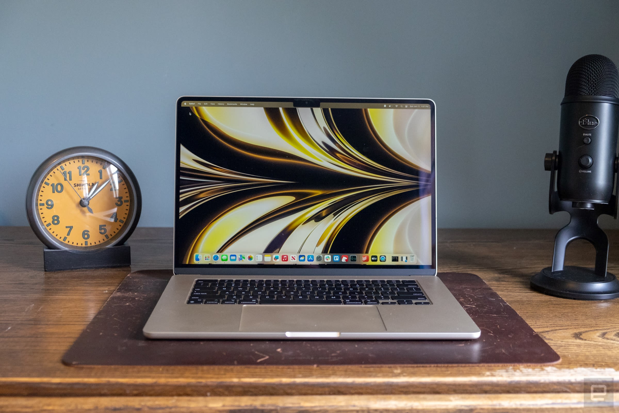 Apple MacBook Air (15-inch, M2) and #10;