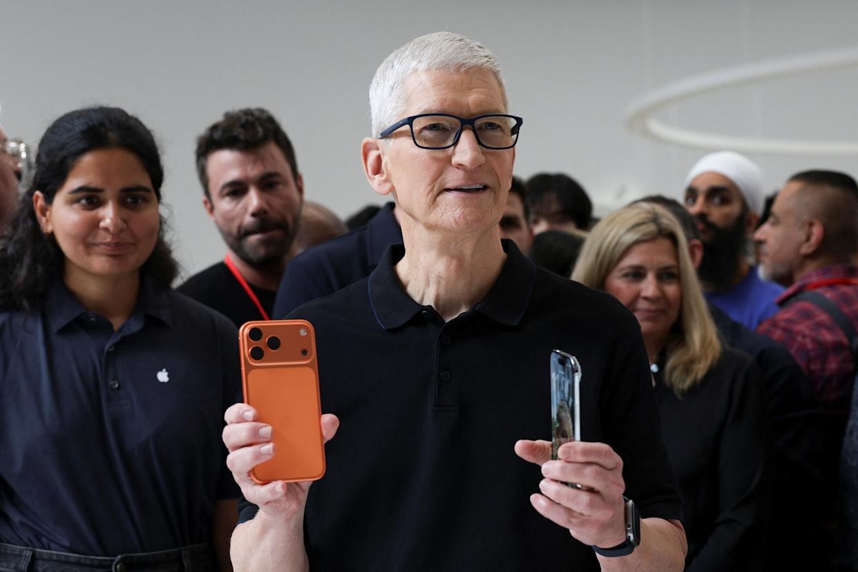 US labor board drops allegation that Apple's CEO violated employees' rights US labor board drops allegation that Apple's CEO violated employees' rights