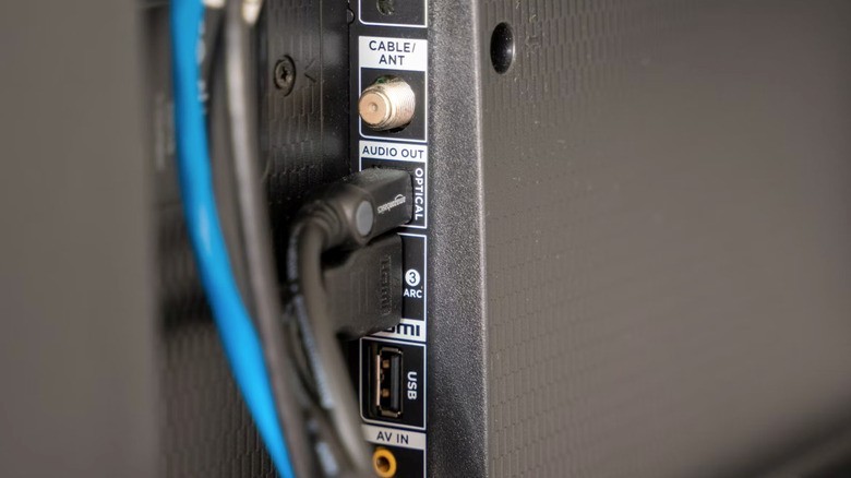 Here's what you should and shouldn't plug into a TV USB port | DeviceDaily.com Here's what you should and shouldn't plug into a TV USB port | DeviceDaily.com
