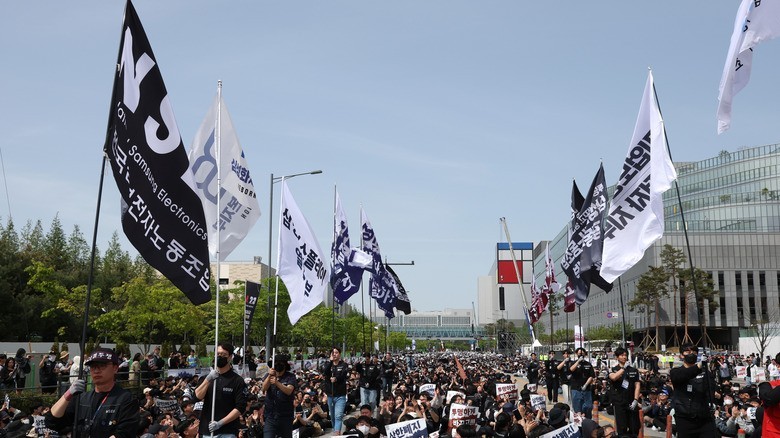 Samsung union suspends strike after reaching tentative deal on bonuses | DeviceDaily.com