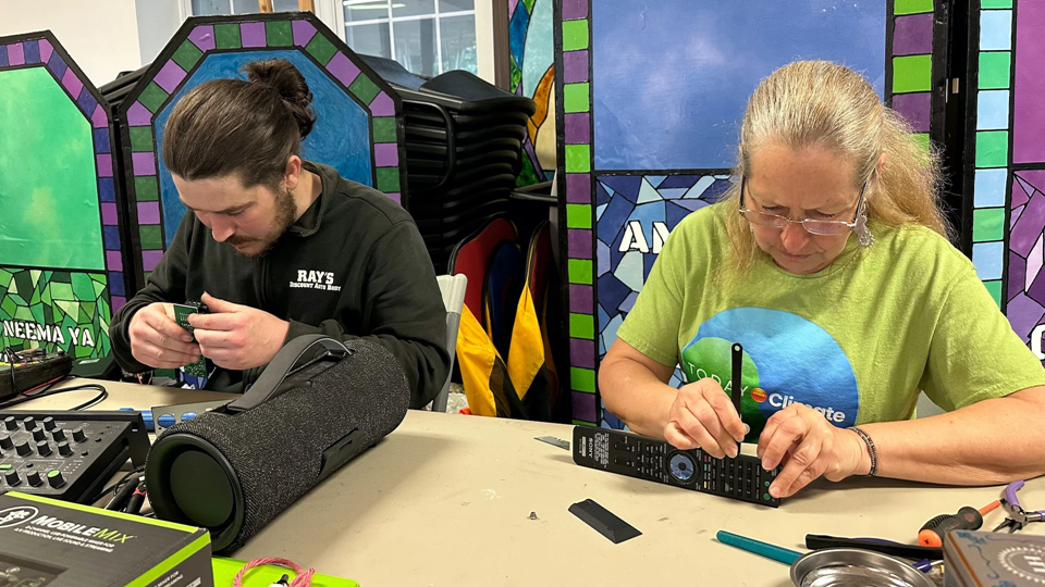 Why Repair Cafés are becoming more popular amid the anti-consumerism movement | DeviceDaily.com Why Repair Cafés are becoming more popular amid the anti-consumerism movement | DeviceDaily.com