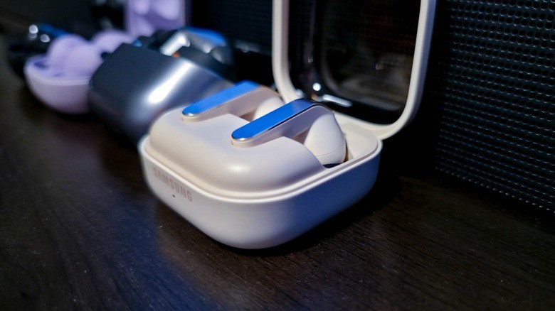 What's the difference between active noise canceling and passive? | DeviceDaily.com