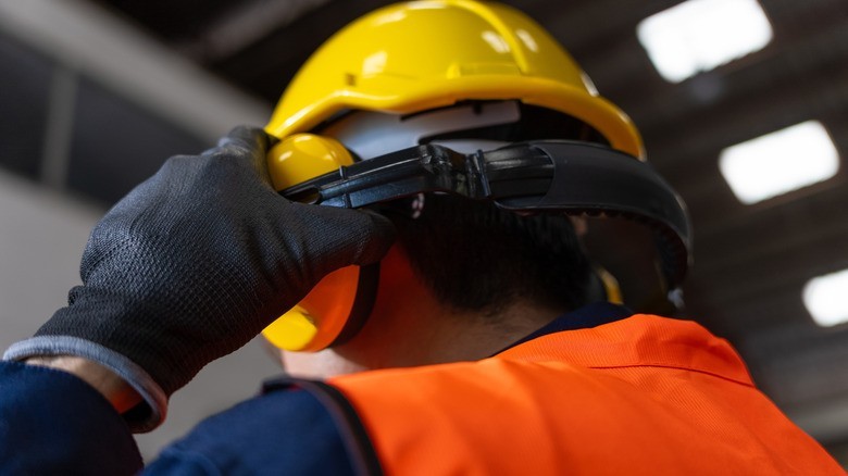 What's the difference between active noise canceling and passive? | DeviceDaily.com