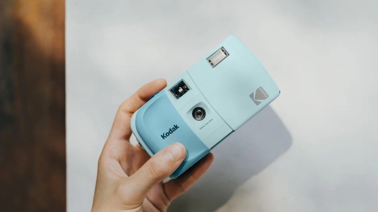 The Kodak EC35 is a pocketable, beginner-friendly 35mm film camera | DeviceDaily.com The Kodak EC35 is a pocketable, beginner-friendly 35mm film camera | DeviceDaily.com