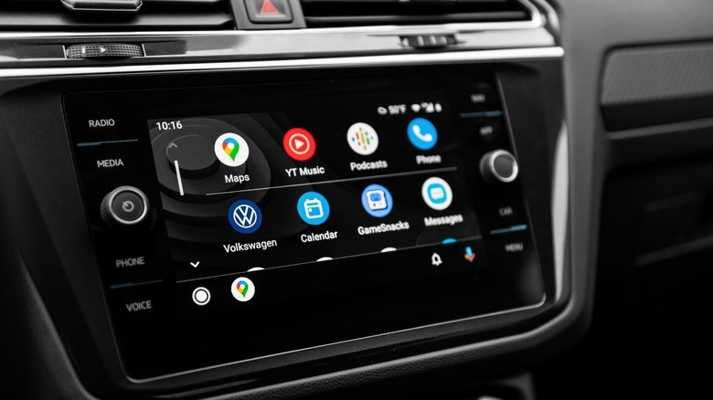 Android Auto vs Apple CarPlay: What features set them apart | DeviceDaily.com