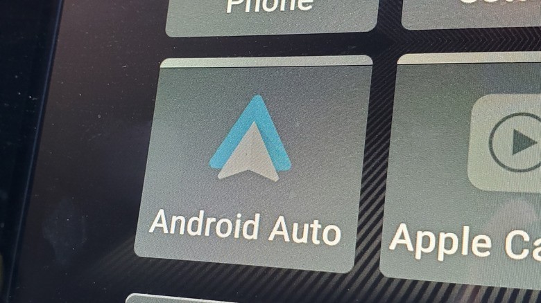 Android Auto vs Apple CarPlay: What features set them apart | DeviceDaily.com