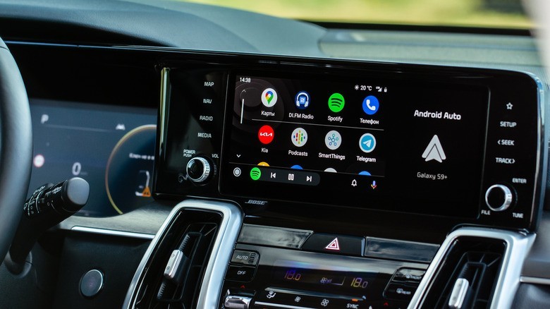Android Auto vs Apple CarPlay: What features set them apart | DeviceDaily.com